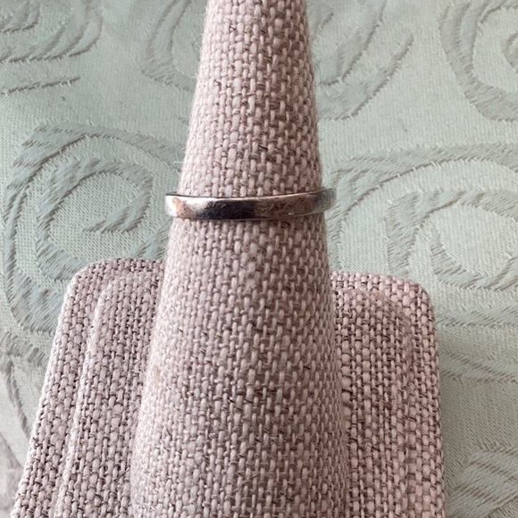 925 sterling silver band with round faceted pink stone in raised cage sett - Picture 3 of 5